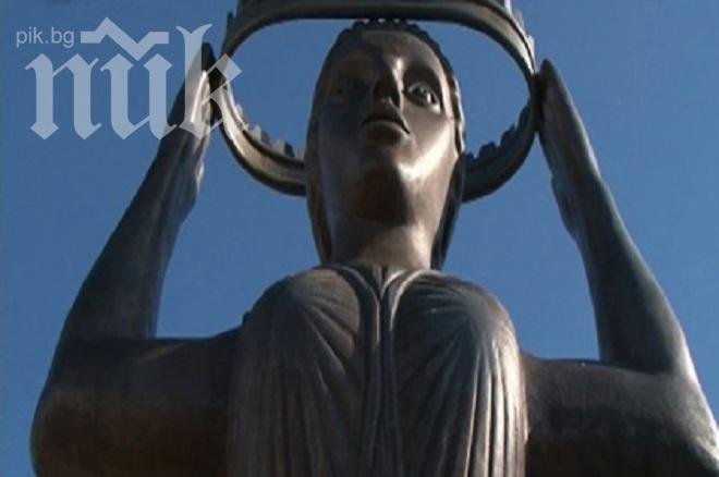 Статуя предизвика война в Царево