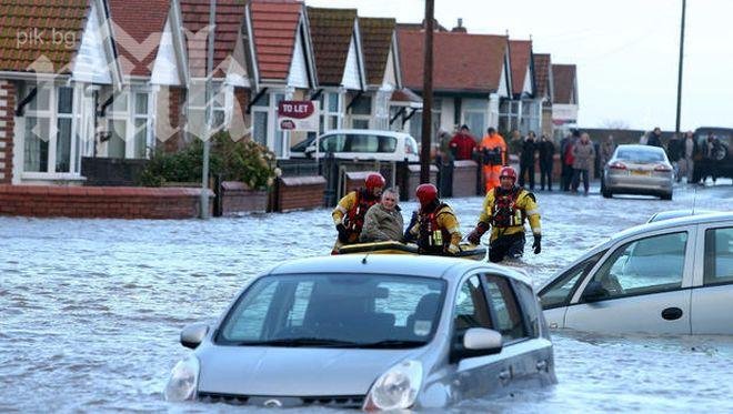 Ирландия беше връхлетяна от най-мощната буря от 15 години насам