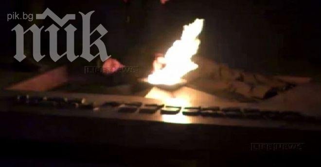 Фиркан руснак заспа, прегърнал Вечния огън