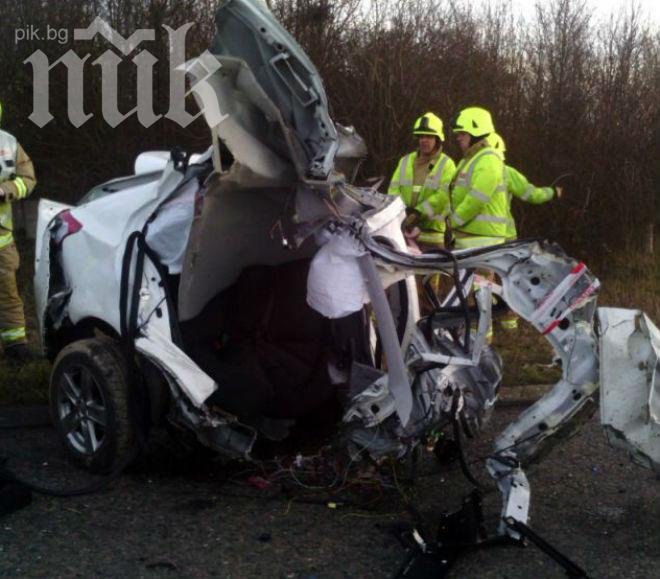 Чудо! Кола бе срязана на две, шофьорът и спътникът му - невредими (снимки)