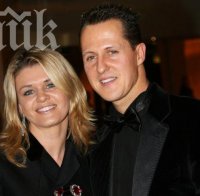 Корина Шумахер затрупа болничното легло на Михаел с амулети и талисмани за здраве