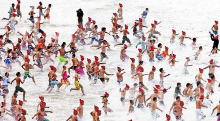 хиляди канадци плуваха дупки леда