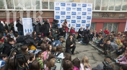 издирват егн младежи учат работят