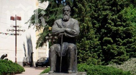 двама поругалите паметника карлово напускат армията