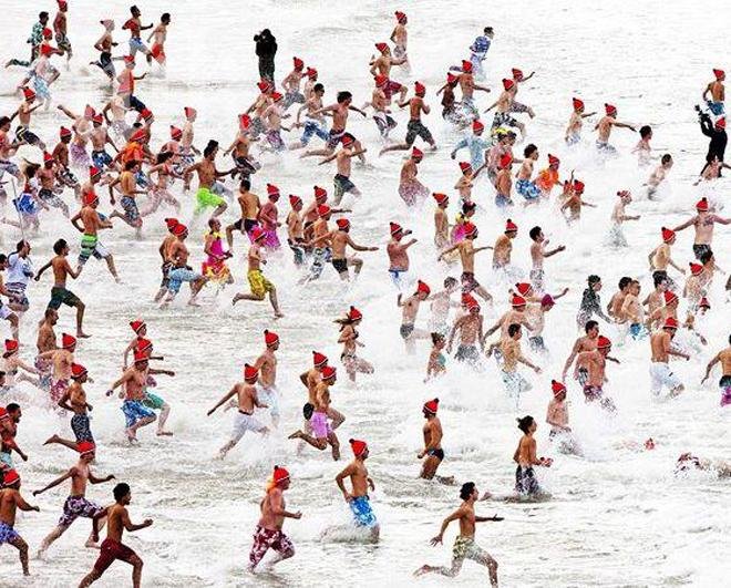 Хиляди канадци плуваха в дупки в леда