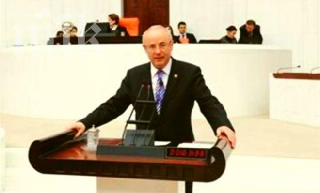 Още един депутат от управляващата в Турция партия подаде оставка