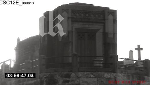 Няма да повярвате на очите си! Призрак броди из Софийските гробища! (сензационно видео)