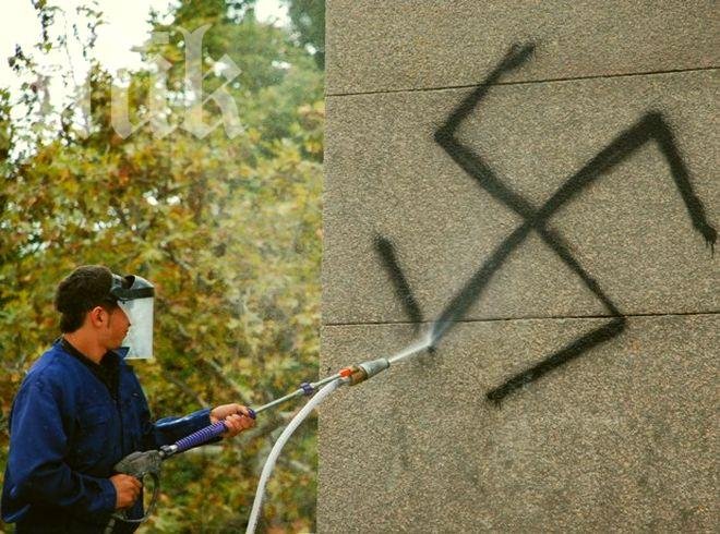 Джамия в Стокхолм осъмна изрисувана със свастики