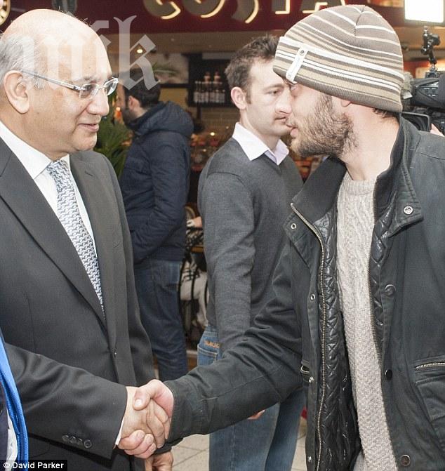 Британски депутат посреща с кафе първите румънци, пристигнали днес в Лондон (снимки)