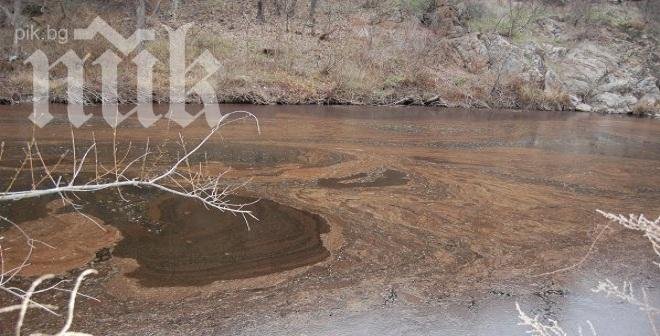 Харманлийската река осъмна оцветена 