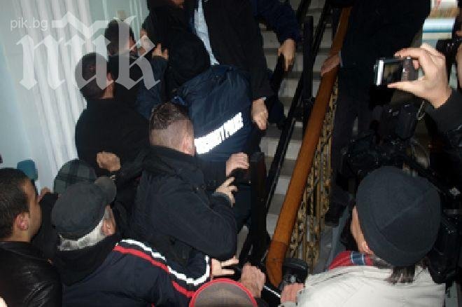 Протестът срещу областния управител на Варна ескалира