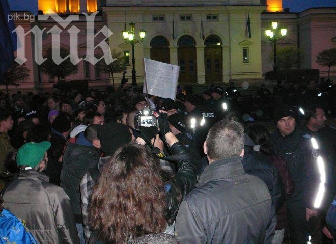 Емигрантите ни с протест пред парламента на изпроводяк (Обновена)