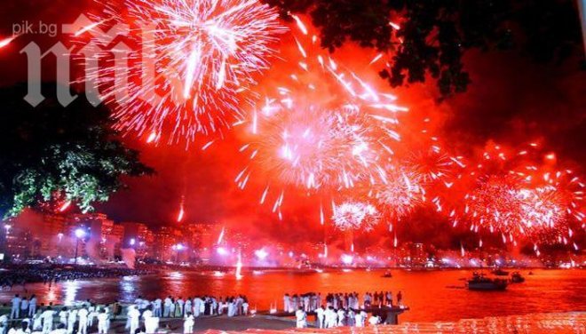 В Рио празнуват Нова година на Копакабана и поднасят цветя на богинята Йеманджа