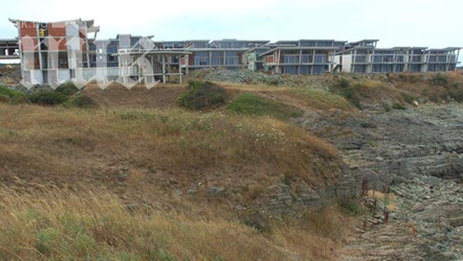 Спрени са 5 нови строежа върху морски дюни

