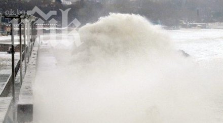 геройство мъж оцеля два дни бурно море