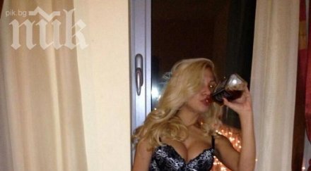 фолкпевица чекне пияна полугола хотелска стая