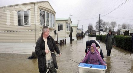 смъртоносните наводнения великобритания продължават убиват снимкивидео