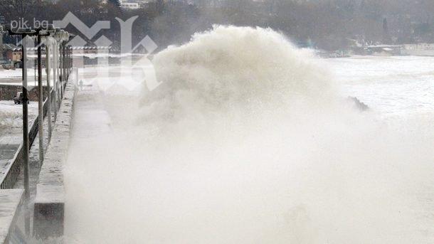 Геройство! Мъж оцеля два дни в бурно море