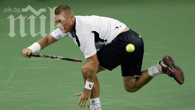 Блестящ Хюит удари Федерер на финала в Бризбейн