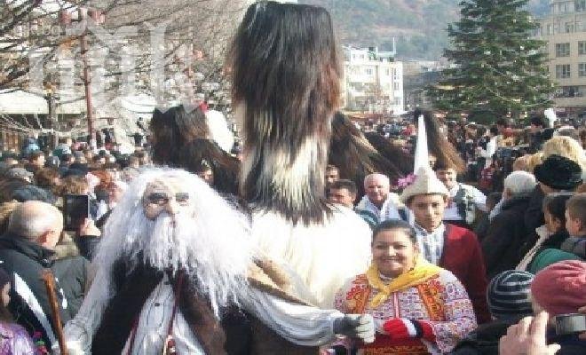 Деца и възрастни с маскарадно шоу в Благоевград 