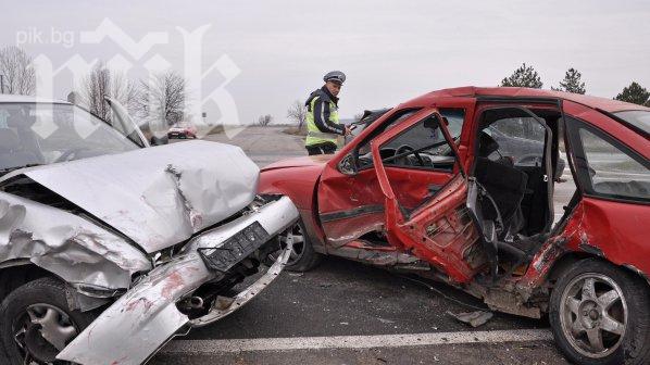 Цяло семейство в болница след адска катастрофа край Русе