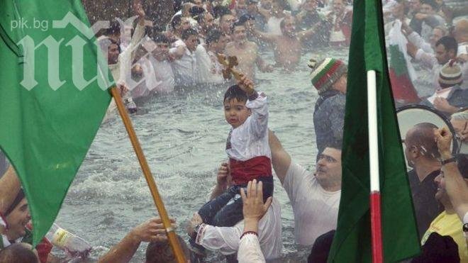 5-годишният Валентин хвана кръста във водите на Тунджа