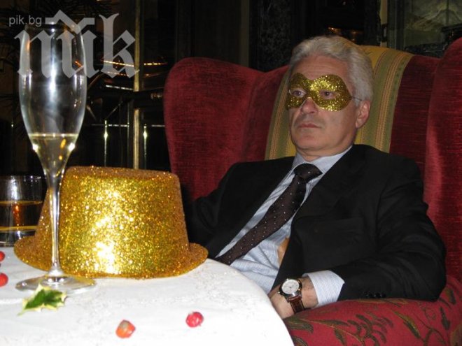 Затвор за авторите на снимки като тези с Волен Сидеров на Варадеро и в Париж