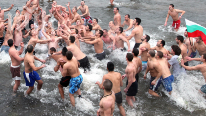 Исус извади кръста от Дунав