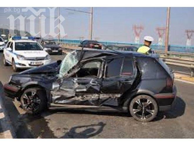 Кола пламна в столицата, друга се вряза в мантинела