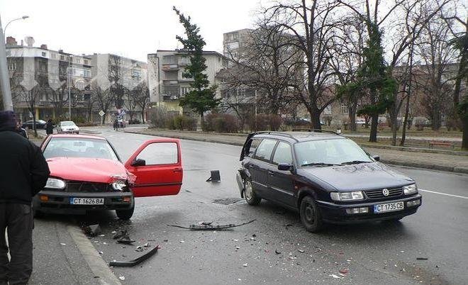 Два фолксвагена катастрофираха в Казанлък