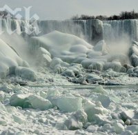 Наш метеоролог: Под замръзналата скулптура на Ниагарския водопад водата си тече  