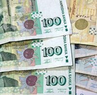 Минималната заплата на държавен служител става 360 лв.