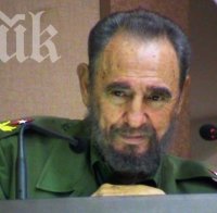 Фидел Кастро излезе сред хората за пръв път от месеци насам, но не показа лицето си