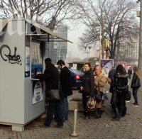 Големи опашки за карти и билети за градския транспорт се извиха в София
