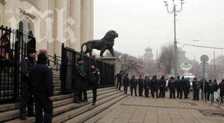 полицейски кордон разделя противници привърженици сидеров съдебната палата снимки