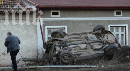 джип събори два стълба обърна