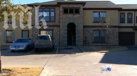 момиче намушка спящата майка главата