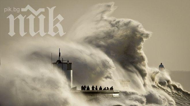 Високите океански вълни изровиха 80 снаряда от Втората световна война