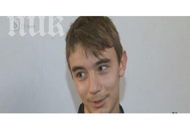 Вижте момчето, което не ходи на училище, но печели състезания по информатика