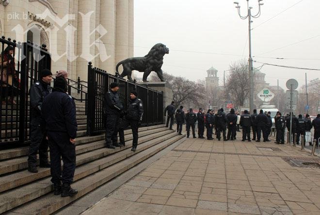Полицейски кордон разделя противници и привърженици на Сидеров пред Съдебната палата (снимки)