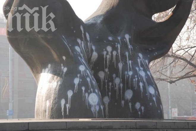 Простакът със спрей не подмина и паметника на Съединението в Пловдив