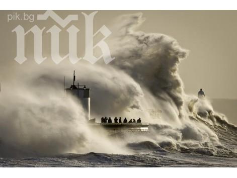 Библейски потоп заля Западна Европа! 30-метрови вълни давят населението! /снимки и видео/