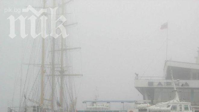 Трафикът по суша, въздух и вода във Варна блокиран заради мъглата