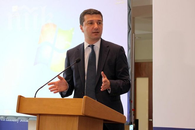 Министър Стойнев: Икономиката расте, в бизнеса влязоха 2.5 млрд. лева от май м. г.