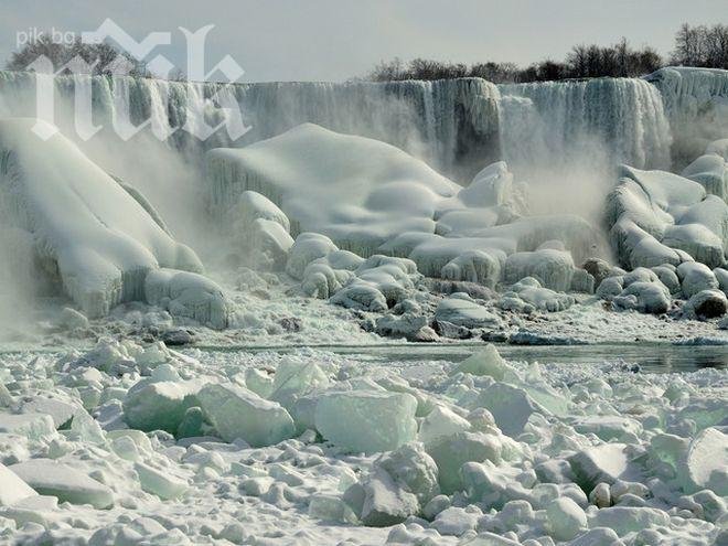 Наш метеоролог: Под замръзналата скулптура на Ниагарския водопад водата си тече  