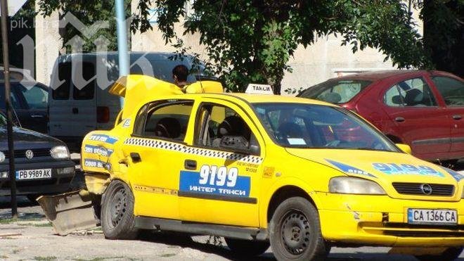 Такси разби вратата на автобус във Варна