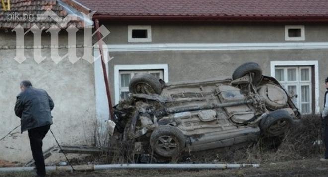 Джип събори два стълба и се обърна 