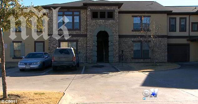 Момиче намушка спящата си майка 9 пъти в главата