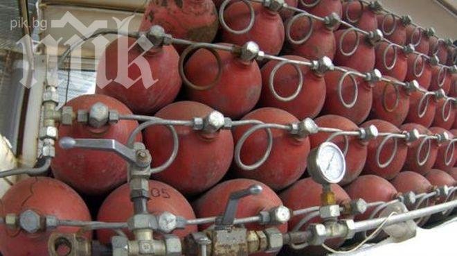 Камион с газови бутилки се преобърна край Симитли