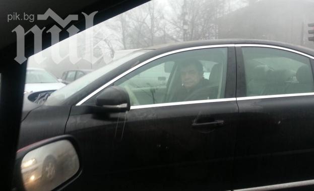 Стефан Софиянски кара в насрещното и засича шофьори под носа на полицията (снимки)